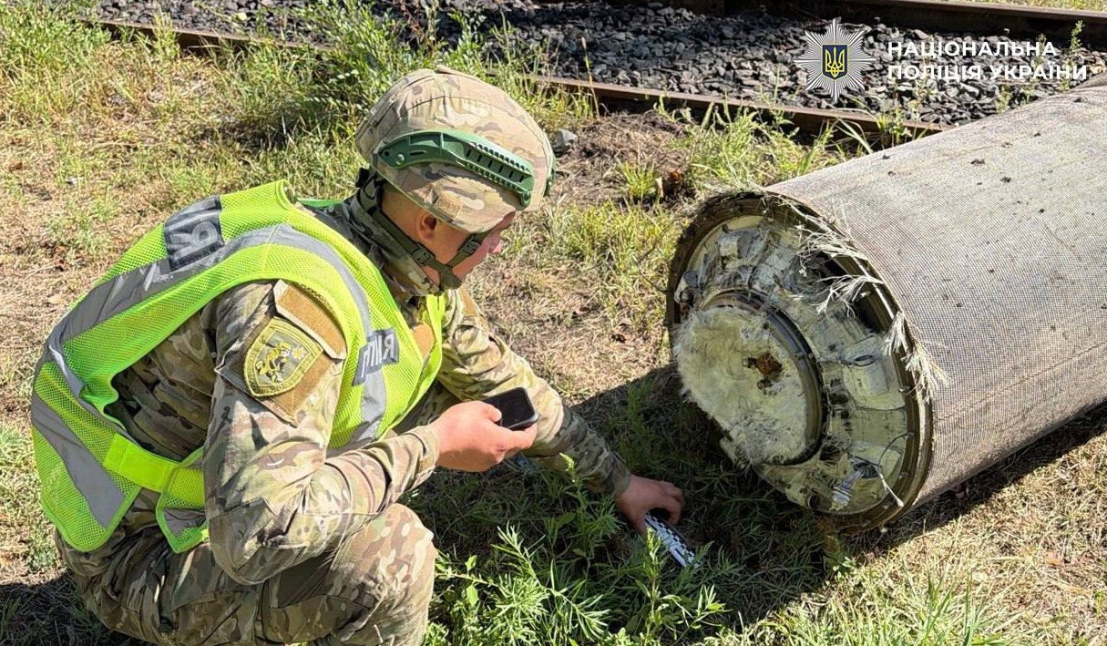У Києві фахівці вилучили реактивну частину гіперзвукової ракети та 50 кг вибухівки У Києві фахівці вилучили реактивну частину гіперзвукової ракети та 50 кг вибухівки